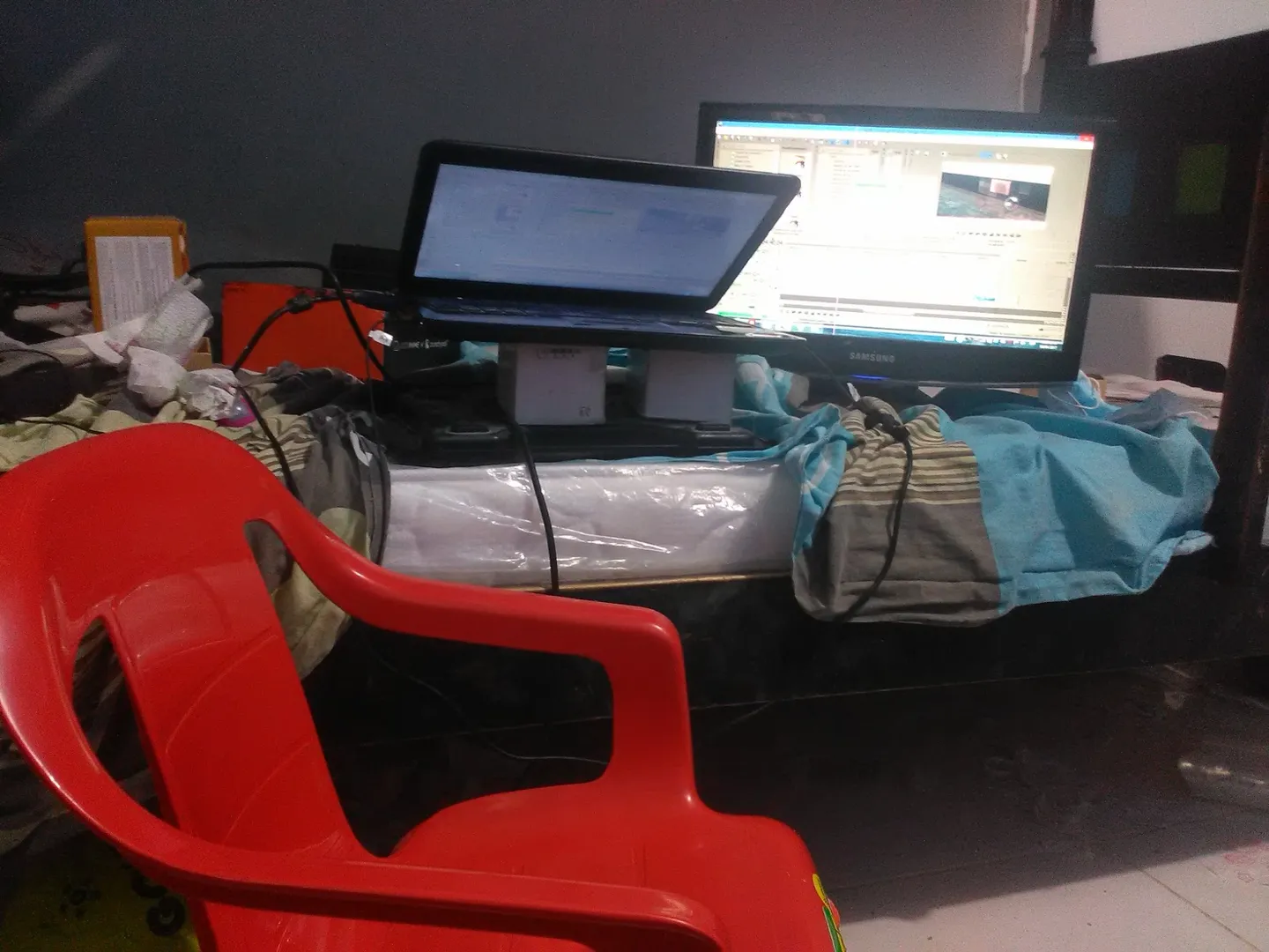 Mi escritorio de trabajo con el computador en el que edito video